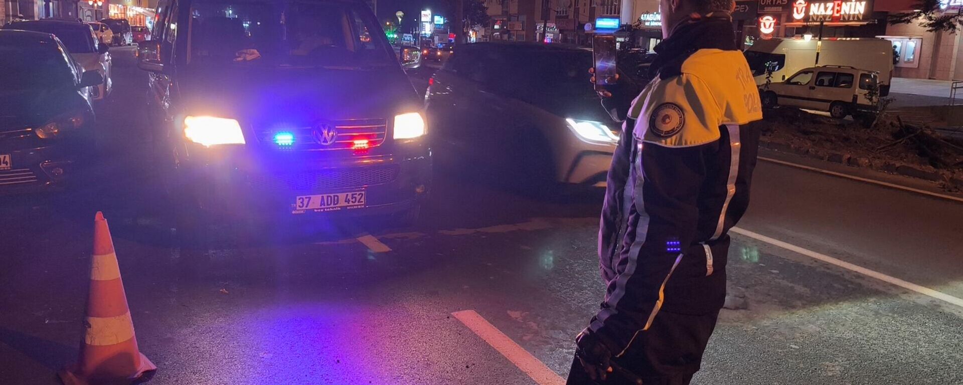 Kütahya'da usulsüz çakar lamba kullanan aracın sürücüsüne ve sahibine ceza kesildi - Sputnik Türkiye, 1920, 24.10.2025