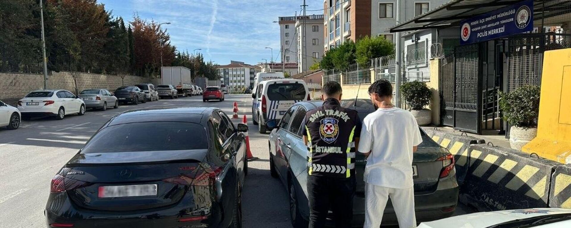  Pendik'te makas atarak trafik güvenliğini tehlikeye düşüren sürücüye 13 bin 427 lira para cezası  - Sputnik Türkiye, 1920, 30.11.2025