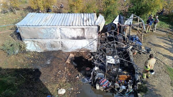 Hatay’ın Yayladağı ilçesinde müstakil evin bahçesindeki konteynerde çıkan yangında 1 yaşındaki bebek hayatını kaybetti, annesi yaralandı.  - Sputnik Türkiye