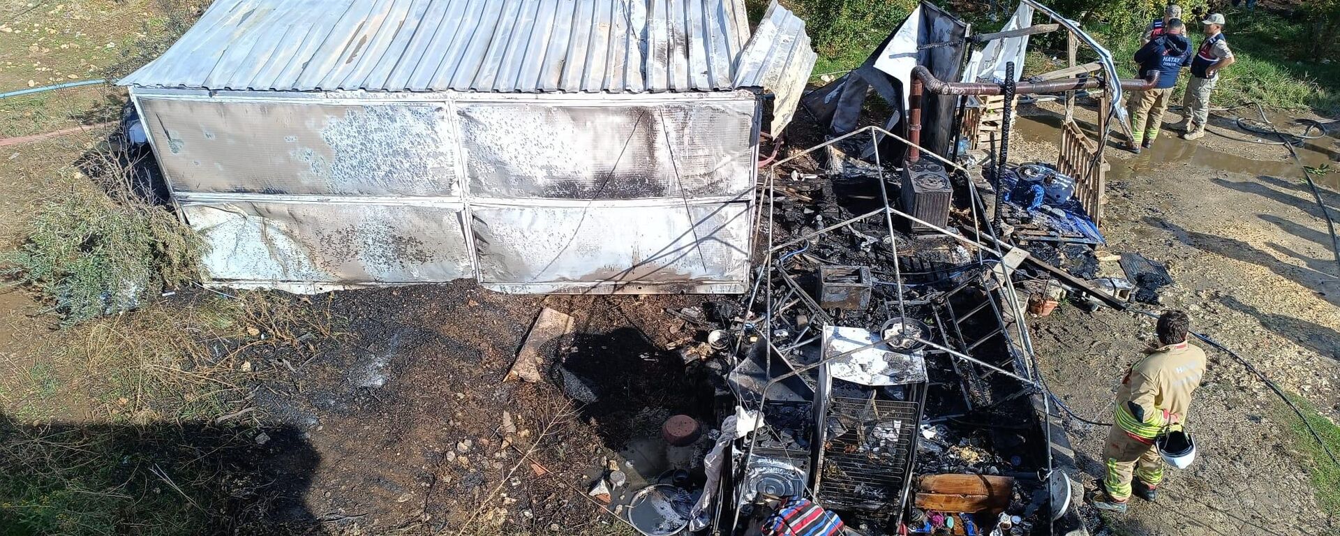 Hatay’ın Yayladağı ilçesinde müstakil evin bahçesindeki konteynerde çıkan yangında 1 yaşındaki bebek hayatını kaybetti, annesi yaralandı.  - Sputnik Türkiye, 1920, 27.10.2025