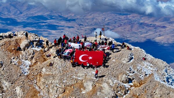 Niğde'de Cumhuriyet'in kuruluşunun 102. yılı dolayısıyla dağcılar Aladağlar'daki Emler Zirvesi'ne tırmandı - Sputnik Türkiye