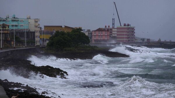 Waves crash against a seawall  - Sputnik Türkiye