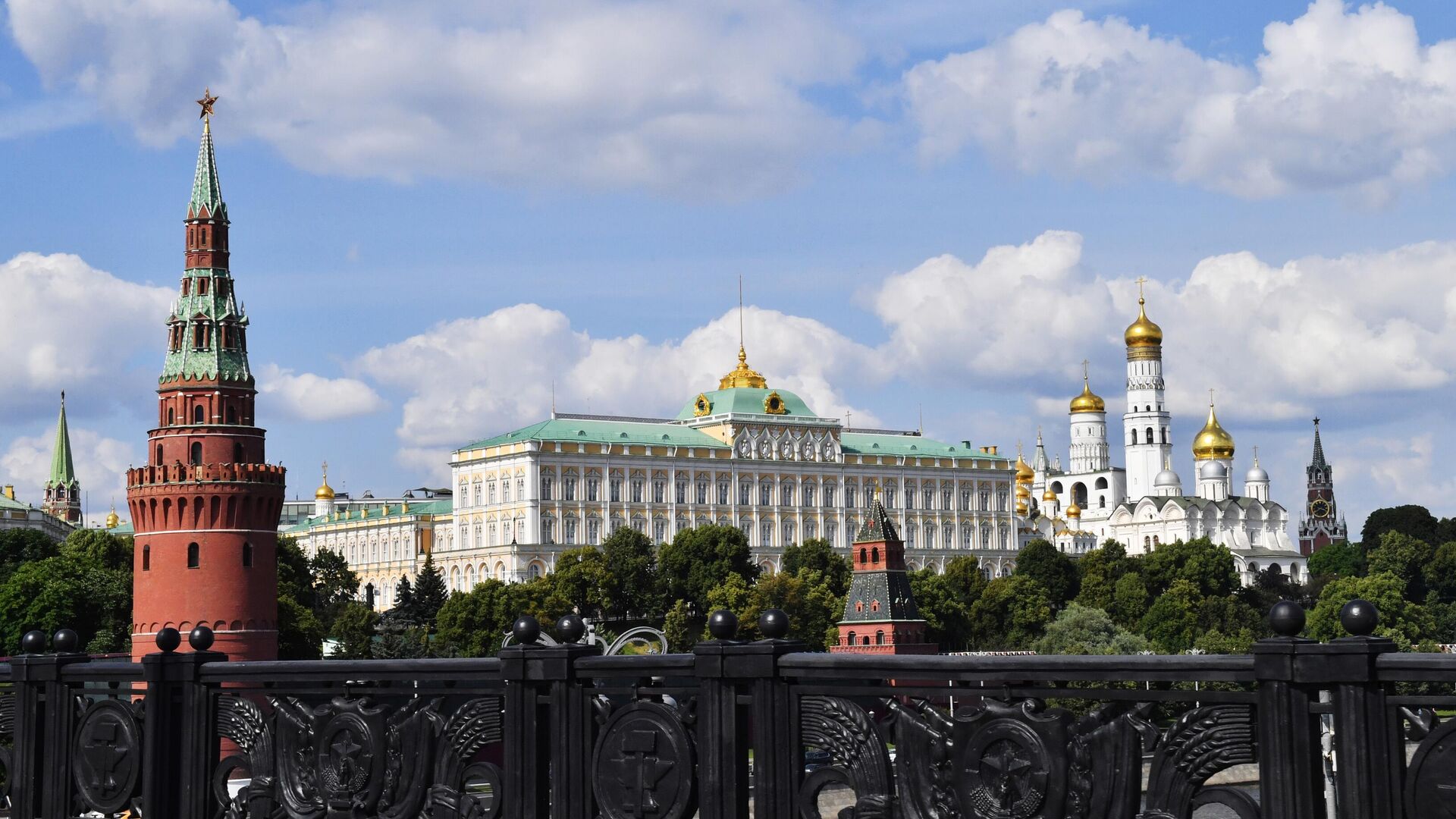 Большой Кремлевский дворец и колокольня Ивана Великого на территории Московского Кремля Большой Кремлевский дворец и колокольня Ивана Великого на территории Московского Кремля - Sputnik Türkiye, 1920, 27.10.2025