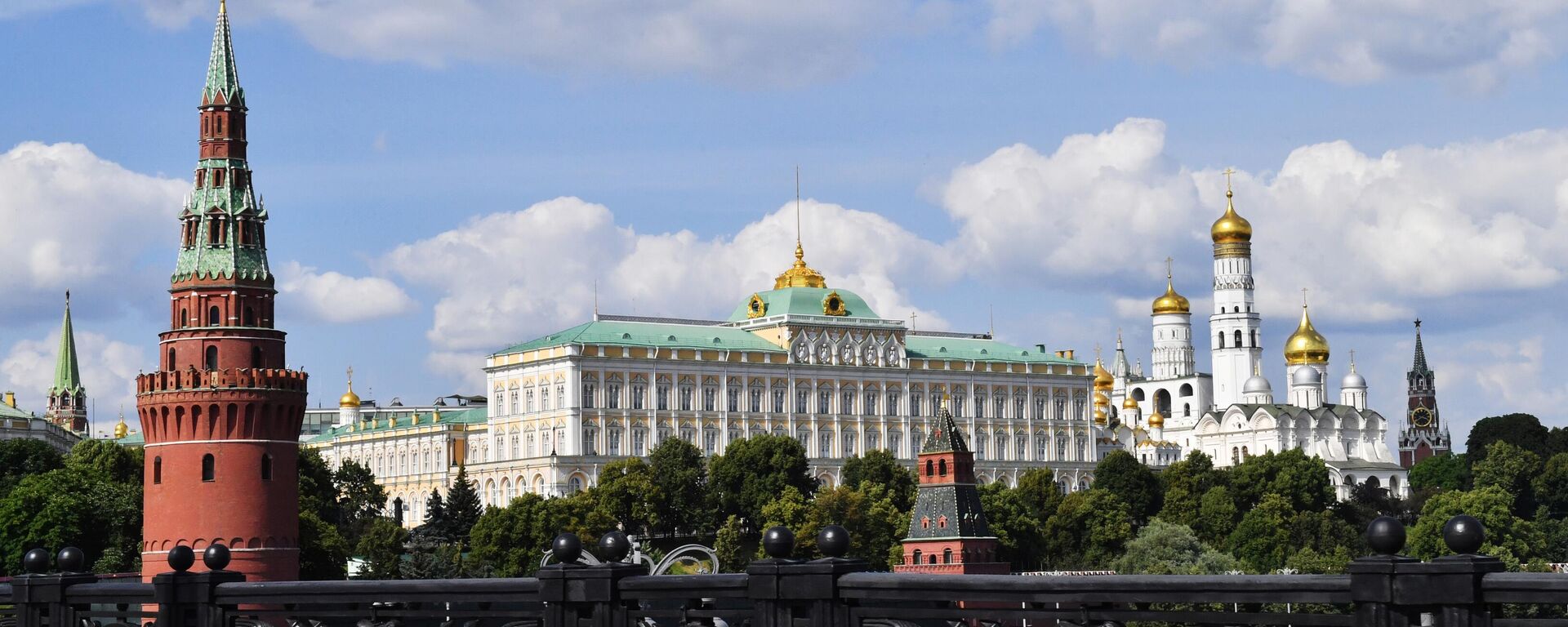 Большой Кремлевский дворец и колокольня Ивана Великого на территории Московского Кремля - Sputnik Türkiye, 1920, 27.10.2025