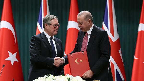 Cumhurbaşkanı Recep Tayyip Erdoğan ve İngiltere Başbakanı Keir Starmer, iki ülke arasında Eurofighter Typhoon savaş uçağı konusunda işbirliği anlaşması imzaladı. - Sputnik Türkiye