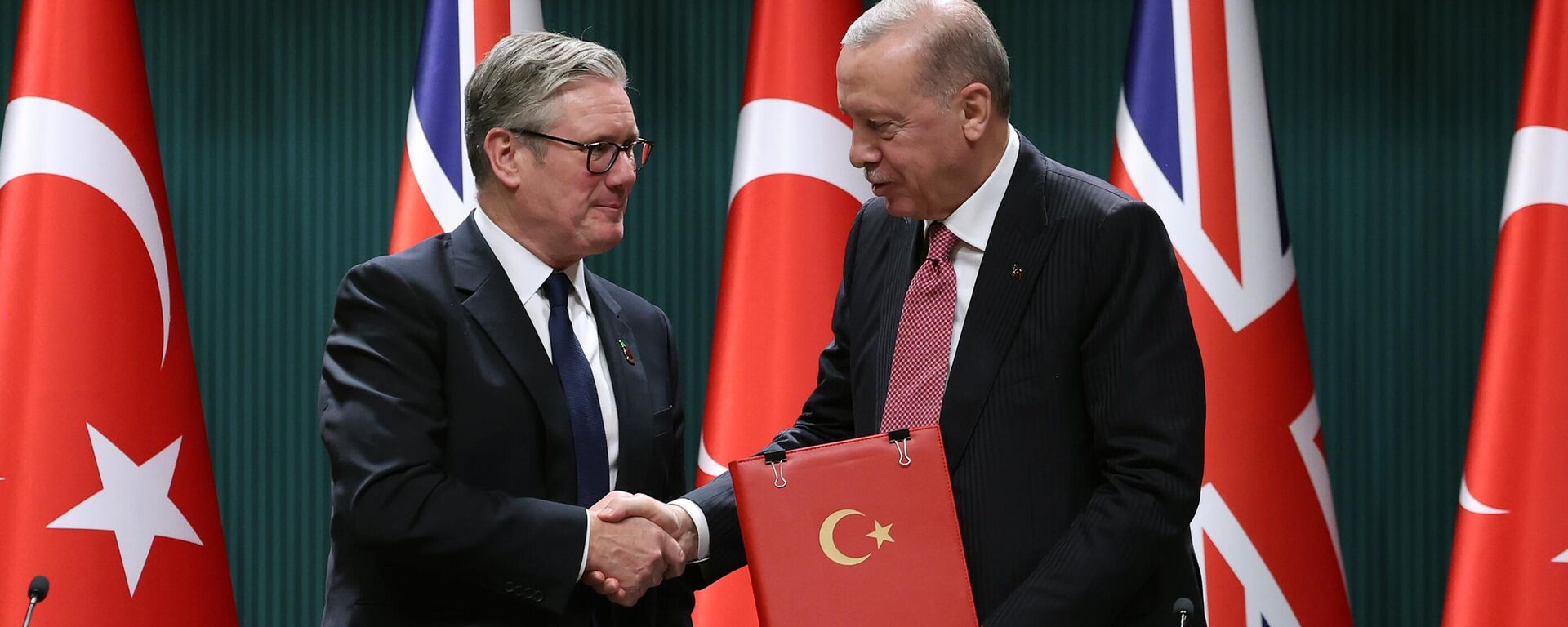 Cumhurbaşkanı Recep Tayyip Erdoğan ve İngiltere Başbakanı Keir Starmer, iki ülke arasında Eurofighter Typhoon savaş uçağı konusunda işbirliği anlaşması imzaladı. - Sputnik Türkiye, 1920, 27.10.2025