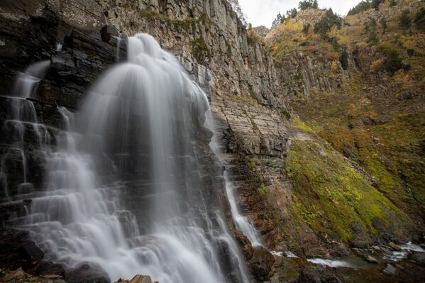 Trabzon ve Artvin’in yüksek kesimlerinde yer alan yaylalar, sonbaharın gelişiyle birlikte adeta renk cümbüşüne dönüştü. - Sputnik Türkiye