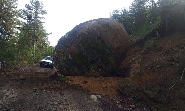 Sındırgı'da meydana gelen 6.1 büyüklüğündeki depremin ardından,Kütahya'nın Emet ilçesinde yamaçtan kopan kaya, orman yolunu kapattı - Sputnik Türkiye