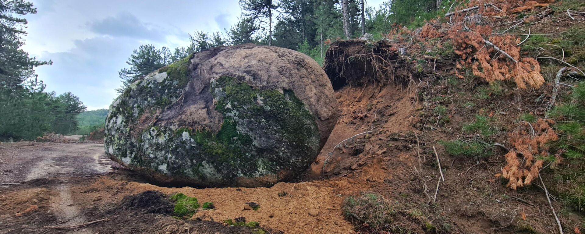 Sındırgı'daki depremin ardından Kütahya'da yamaçtan kopan tonlarca ağırlıktaki kaya yolu kapattı - Sputnik Türkiye, 1920, 28.10.2025
