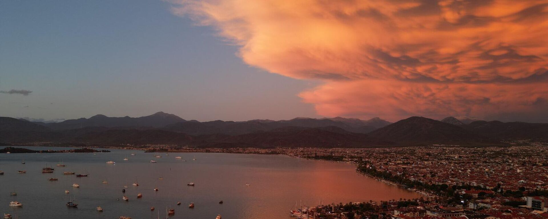  Muğla'nın Fethiye ilçesinde Mammatus Bulutları ortaya çıktı - Sputnik Türkiye, 1920, 28.10.2025