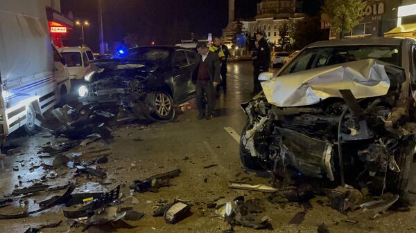 Eskişehir'in Tepebaşı ilçesinde park halindeki bir otomobile çarparak 3 aracın hasar görmesine neden olan sürücü, olay yerinden kaçarken başka bir araçla çarpıştı - Sputnik Türkiye