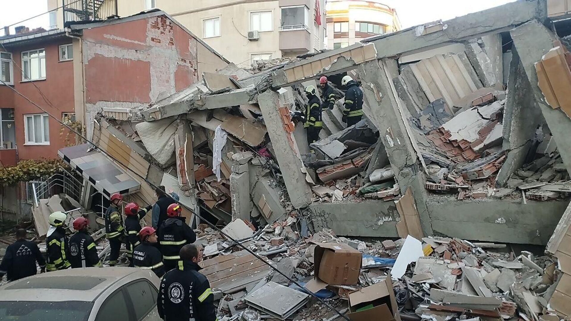 Gebze'de 6 katlı bina çöktü: Ekipler enkaz altında kalanlar için arama çalışmasına başladı - Sputnik Türkiye, 1920, 29.10.2025