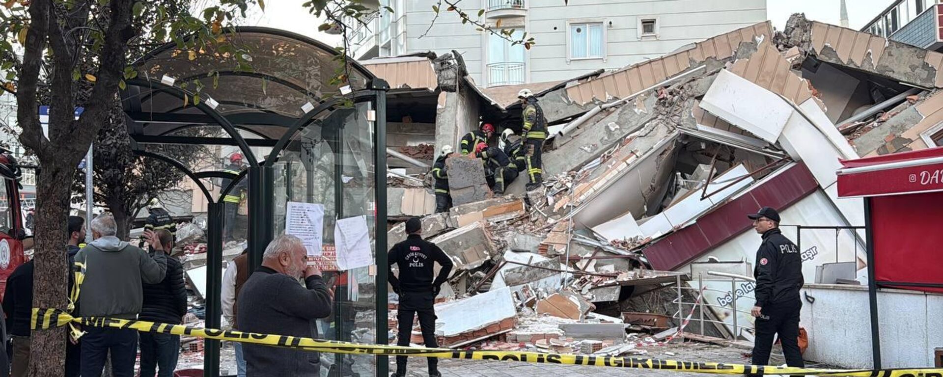 Gebze'de 6 katlı bina çöktü: Ekipler enkaz altında kalanlar için arama çalışmasına başladı - Sputnik Türkiye, 1920, 29.10.2025