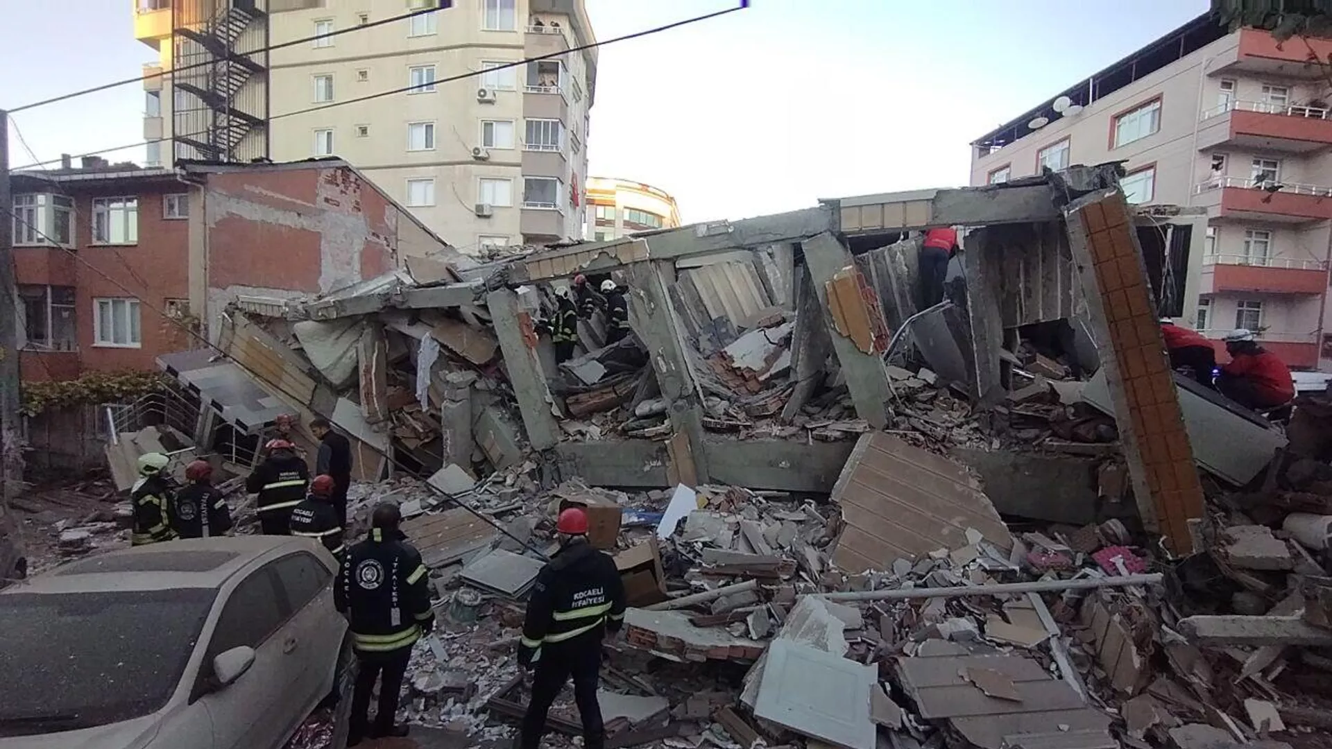 Gebze'de 6 katlı bina çöktü: Ekipler enkaz altında kalanlar için arama çalışmasına başladı - Sputnik Türkiye, 1920, 29.10.2025