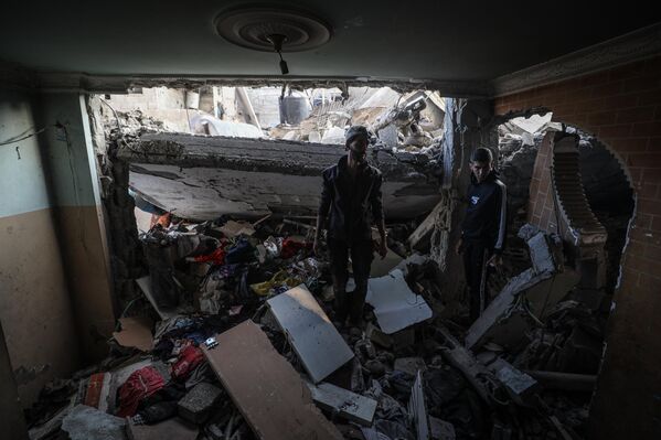 Gazze kentinin ez-Zeytun Mahallesi&#x27;ne düzenlenen saldırıda bazı binalarda hasar meydana geldi. - Sputnik Türkiye