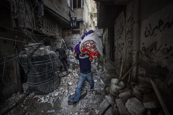 Görgü tanıkları, İsrail ordusunun “sarı hat” olarak adlandırılan bölgede bulunan evleri, bir sivil aracı, barınağı ve hastaneyi hedef aldığını aktardı. - Sputnik Türkiye