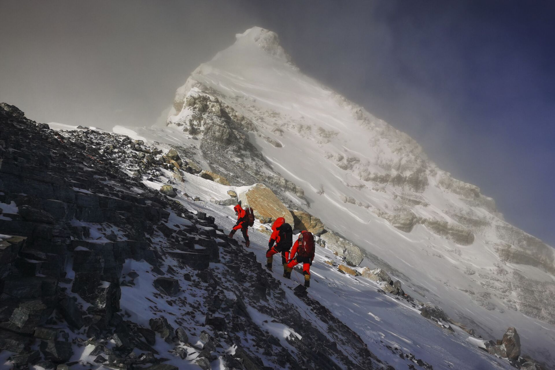 In this photo released by Xinhua News Agency, members of a Chinese surveying team head for the summit of Mount Everest, also known locally as Mt. Qomolangma, Wednesday, May 27, 2020. The Chinese government-backed team plans to summit Mount Everest this week at a time when the world's tallest peak has been closed to commercial climbers. In this photo released by Xinhua News Agency, members of a Chinese surveying team head for the summit of Mount Everest, also known locally as Mt. Qomolangma, Wednesday, May 27, 2020. The Chinese government-backed team plans to summit Mount Everest this week at a time when the world's tallest peak has been closed to commercial climbers. - Sputnik Türkiye, 1920, 03.12.2025