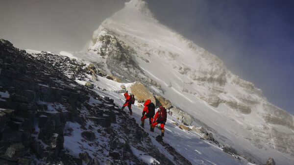 In this photo released by Xinhua News Agency, members of a Chinese surveying team head for the summit of Mount Everest, also known locally as Mt. Qomolangma, Wednesday, May 27, 2020. The Chinese government-backed team plans to summit Mount Everest this week at a time when the world's tallest peak has been closed to commercial climbers.  - Sputnik Türkiye