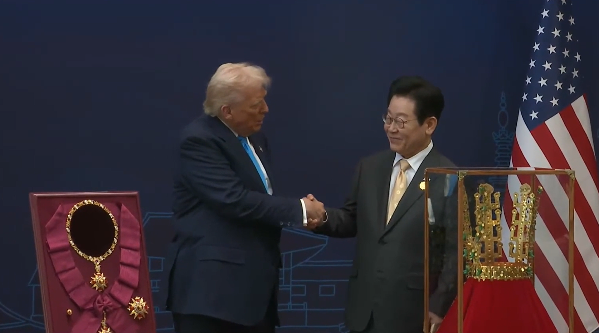 Trump’a altın taç ve en yüksek devlet nişanı takdim edildi - Sputnik Türkiye, 1920, 29.10.2025