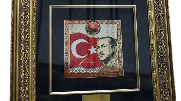 Bahçeli, Cumhuriyetin 102. kuruluş yıl dönümü dolayısıyla Cumhurbaşkanı Erdoğan'a, üzerinde resmi, imzası, Türk bayrağı ile Cumhurbaşkanlığı forsunun yer aldığı tablo hediye etti - Sputnik Türkiye