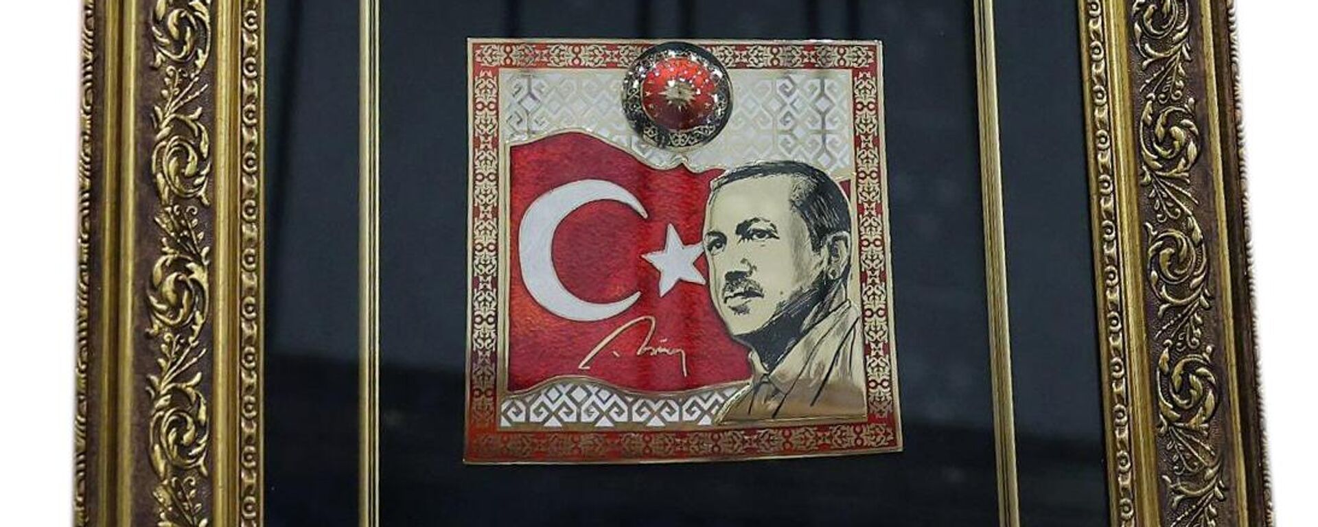 Bahçeli, Cumhuriyetin 102. kuruluş yıl dönümü dolayısıyla Cumhurbaşkanı Erdoğan'a, üzerinde resmi, imzası, Türk bayrağı ile Cumhurbaşkanlığı forsunun yer aldığı tablo hediye etti - Sputnik Türkiye, 1920, 30.10.2025