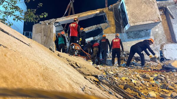 Kocaeli'nin Gebze ilçesinde çöken 7 katlı binanın enkazındahi arama çalışmaları  - Sputnik Türkiye
