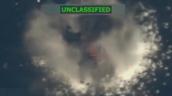 ABD Savaş Bakanı Pete Hegseth, Pasifik Okyanusu'nda yol alan bir tekneye uyuşturucu taşıdığı iddiasıyla saldırı düzenlendiğini açıkladı. Hegseth, teknede bulunan 4 kişinin öldüğünü açıkladı. - Sputnik Türkiye