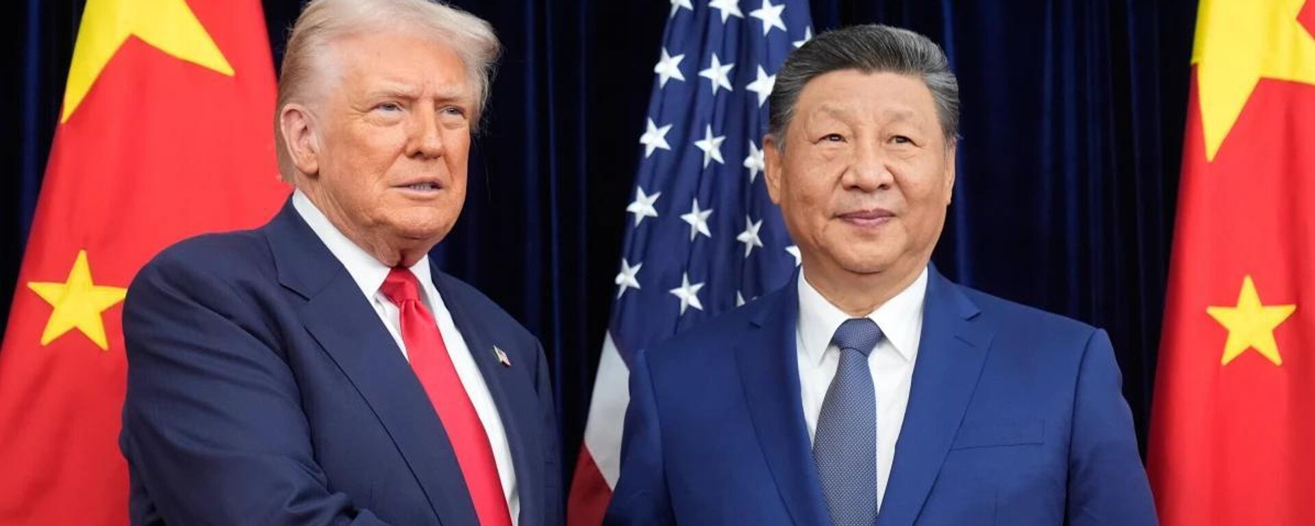 Asya-Pasifik Ekonomik İşbirliği (APEC) zirvesi kapsamında, ABD Başkanı Donald Trump ile Çin Devlet Başkanı Şi Cinping bir araya geldi. - Sputnik Türkiye, 1920, 30.10.2025