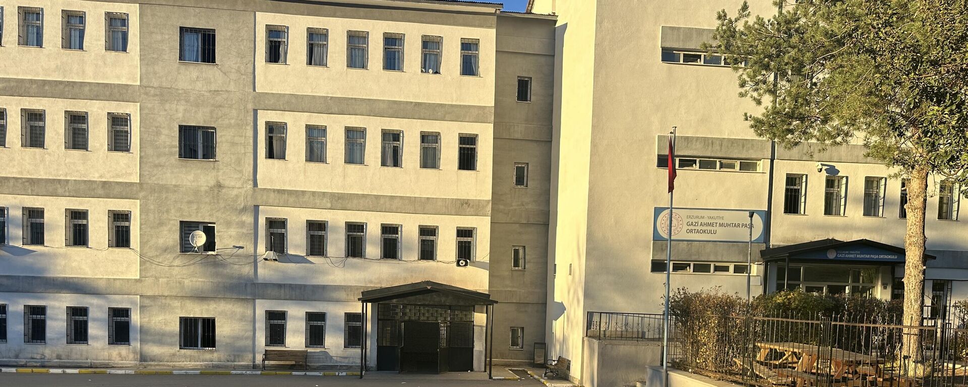 Erzurum'un Yakutiye ilçesindeki Gazi Ahmet Muhtar Paşa Ortaokulu’nda yaşanan yoğunlukta 21 öğrenci yaralandı - Sputnik Türkiye, 1920, 30.10.2025