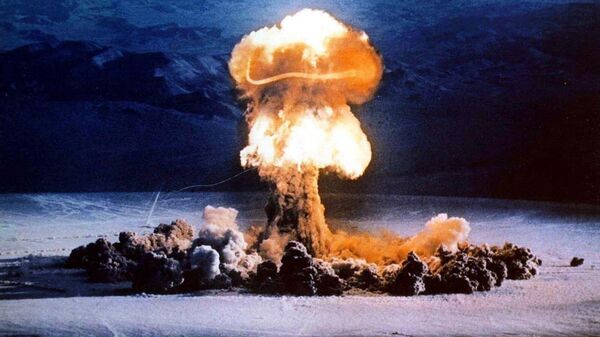 A mushroom cloud rises from a test blast at the Nevada Test Site on June 24, 1957. (U.S. Energy Department) - Sputnik Türkiye