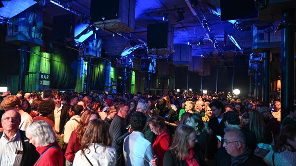 Hollanda'da düzenlenen genel seçim sonuçlarını bekleyen halk - Sputnik Türkiye