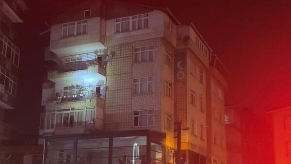 Gebze'de çöken binanın yakınındaki bina - Sputnik Türkiye