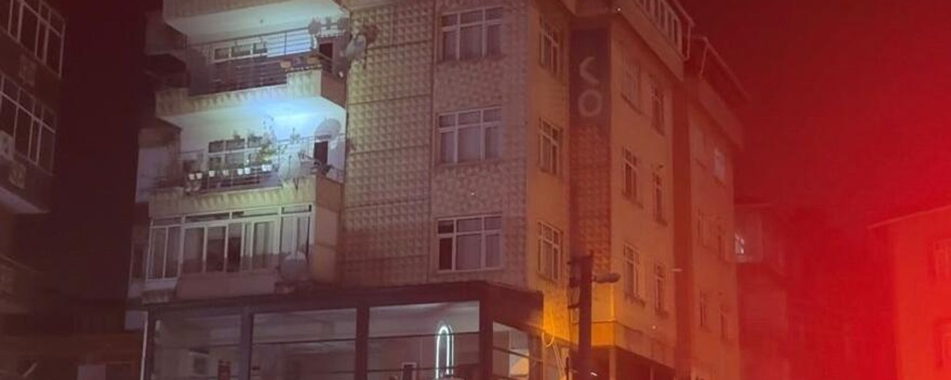 Gebze'de çöken binanın yakınındaki bina - Sputnik Türkiye, 1920, 31.10.2025