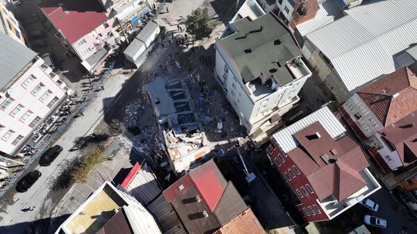 Kocaeli'nin Gebze ilçesinde dün çöken 7 katlı binanın enkazında bilirkişi heyeti inceleme gerçekleştirdi. - Sputnik Türkiye