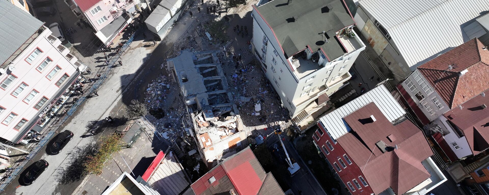 Kocaeli'nin Gebze ilçesinde dün çöken 7 katlı binanın enkazında bilirkişi heyeti inceleme gerçekleştirdi. - Sputnik Türkiye, 1920, 01.11.2025