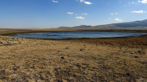 Göl bölgesinde incelemelerde bulunan doğasever Muvaffak Hindistan ise Asboğa Gölü&#x27;nün her geçen gün kuramaya yüz tuttuğunu anlattı. İlkbaharda göl alanının tamamen suyla kaplandığını aktaran Hindistan, &quot;Göl şu anda yağışların az olması nedeniyle yaklaşık 50-60 metre çekilmiş vaziyette. Yani bu gölün yüzde 30 küçüldüğünü ortaya koymaktadır. Bununla ilgili tedbir alınması gerekir.&quot; ifadelerini kullandı. - Sputnik Türkiye