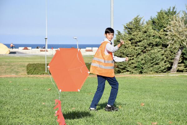 Samsun&#x27;da Lösemili Çocuklar Sağlık ve Eğitim Vakfı (LÖSEV) gönüllülerince, Lösemili Çocuklar Haftası kapsamında Turuncu Uçurtma Şenliği gerçekleştirildi.  - Sputnik Türkiye
