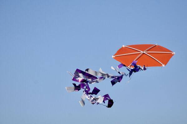 LÖSEV gönüllülerinden Ayşe Şimşek ise üç yıl önce lösemiyi yendiğini anlatarak, “Ailelerimize moral ve motivasyon vermek istiyoruz. Herkes yalnız olmadığını görecek. Bu süreç bana da diğer kardeşlerime umut olma fırsatı sağladı” ifadelerini kullandı. - Sputnik Türkiye