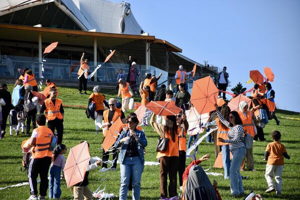 Katılımcılar, löseminin sembol rengi turuncu renkteki uçurtmaları uçurarak gökyüzünü renklendirdi. - Sputnik Türkiye