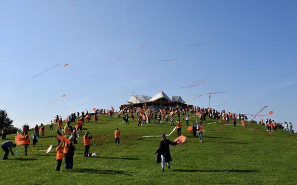 ÖSEV Samsun Koordinatörü Ferhan Taşkınsu, yalnızca uçurtmaları değil, çocukların umutlarını da gökyüzüne bıraktıklarını belirterek, “Umut varsa iyileşme de vardır. Lösemili Çocuklar Haftası boyunca Türkiye’nin dört bir yanında farkındalık etkinlikleri düzenliyoruz. Bugün burada gönüllülerimiz, iyileşmiş gençlerimiz, ailelerimiz ve öğrencilerimizle birlikte lösemiye dikkat çekiyoruz” dedi. - Sputnik Türkiye