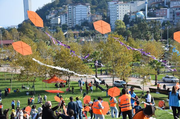 Etkinlikte uçurtmaların gökyüzüne yükseldiği anlarda “Birlikte daha güçlüyüz” mesajı ön plana çıktı. Lösemili Çocuklar Haftası kapsamında Türkiye genelinde çeşitli şehirlerde benzer etkinliklerin düzenleneceği bildirildi. - Sputnik Türkiye