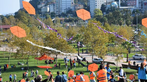 Samsun'da LÖSEV Turuncu Uçurtma Şenliği düzenledi - Sputnik Türkiye