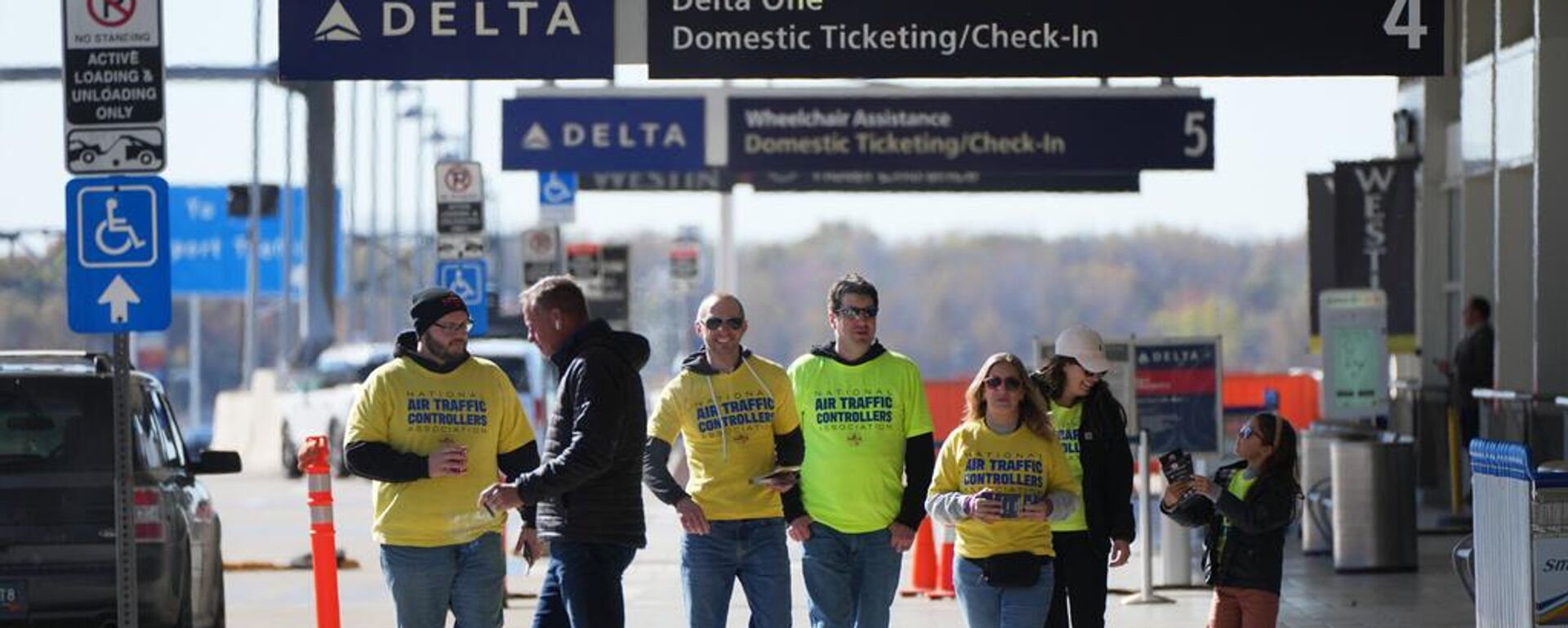Hava trafik kontrolörleri, 28 Ekim 2025 Salı günü, Michigan eyaletinin Romulus kentindeki Detroit Metropolitan Wayne County Havalimanı’nda, federal hükümetin kapanmasının hava yolculuğunu nasıl etkilediğini anlatan broşürler dağıttı. - Sputnik Türkiye, 1920, 02.11.2025