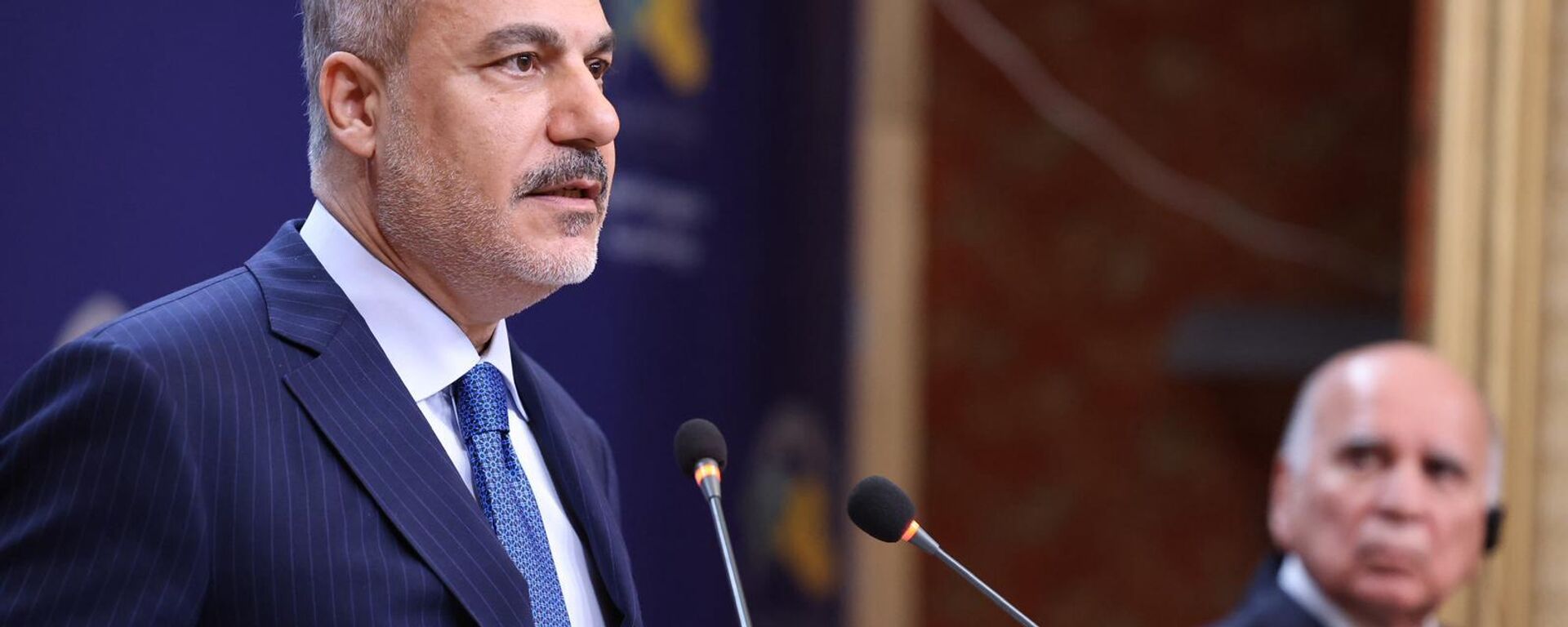 Dışişleri Bakanı Hakan Fidan, Irak’a yaptığı resmi ziyaret kapsamında, Irak Dışişleri Bakanı Fuad Hüseyin ile Bağdat’ta bir araya geldi - Sputnik Türkiye, 1920, 02.11.2025