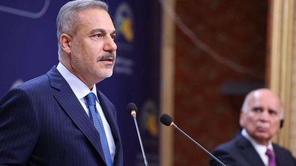 Dışişleri Bakanı Hakan Fidan, Irak’a yaptığı resmi ziyaret kapsamında, Irak Dışişleri Bakanı Fuad Hüseyin ile Bağdat’ta bir araya geldi - Sputnik Türkiye
