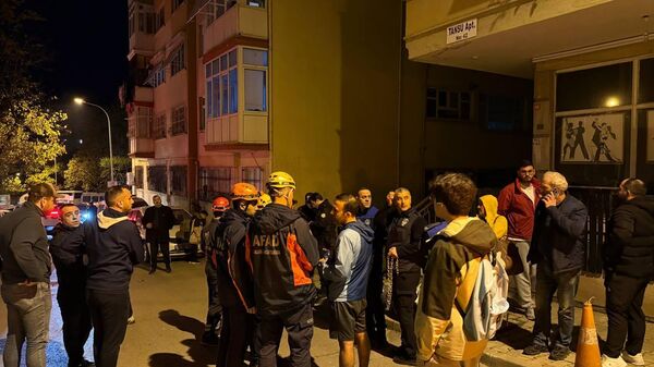 Kartal'da kolonlarında çatlaklar oluşan bina tahliye edildi:' Yaklaşık 150 dairenin riskli yapı süreci var' - Sputnik Türkiye