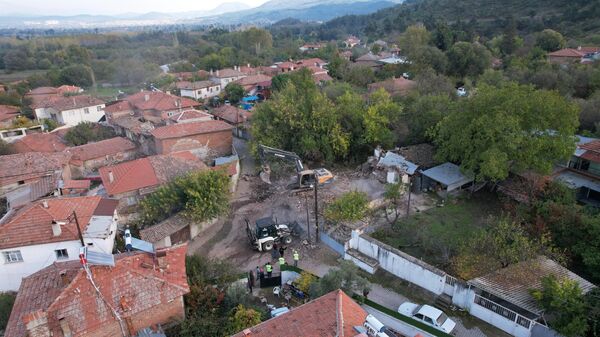  Sındırgı'da meydana gelen depremin ardından ağır hasar tespiti yapılan kırsal mahallelerdeki yapılarda kontrollü yıkım çalışmaları sürüyor - Sputnik Türkiye