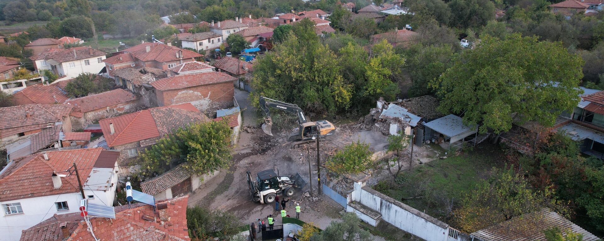  Sındırgı'da meydana gelen depremin ardından ağır hasar tespiti yapılan kırsal mahallelerdeki yapılarda kontrollü yıkım çalışmaları sürüyor - Sputnik Türkiye, 1920, 02.11.2025