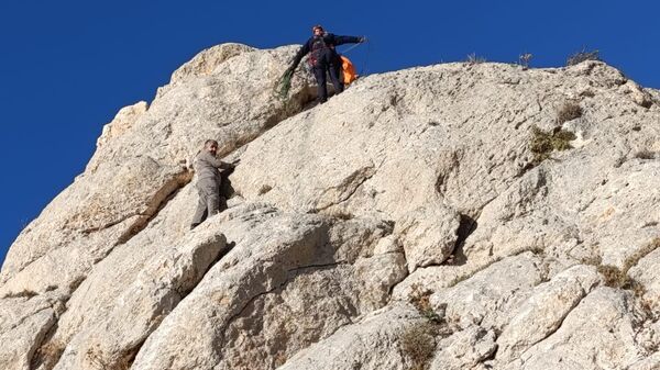Van'ın Tuşba ilçesinde kayalıklarda mahsur kalan kişi  kurtarıldı - Sputnik Türkiye