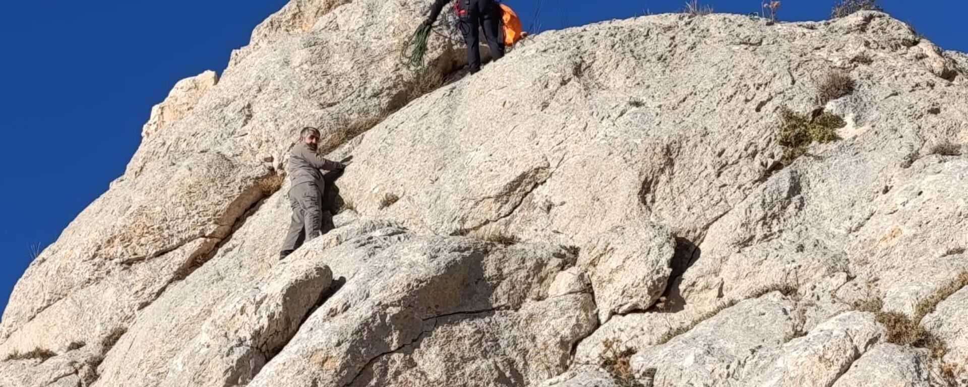 Van'ın Tuşba ilçesinde kayalıklarda mahsur kalan kişi  kurtarıldı - Sputnik Türkiye, 1920, 03.11.2025